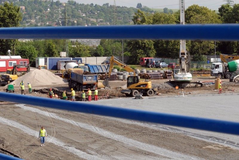 Pokračující práce při rekonstrukci fotbalového stadionu ve Štruncových sadech

Hrací plocha doznává posledních úprav před pokládáním vyhřívacího systému. Zdárně pokračují i zemní práce pro výstavbu tribun.