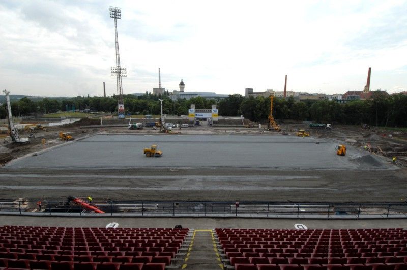 Pokračující práce při rekonstrukci fotbalového stadionu ve Štruncových sadech

Hrací plocha doznává posledních úprav před pokládáním vyhřívacího systému. Zdárně pokračují i zemní práce pro výstavbu tribun.