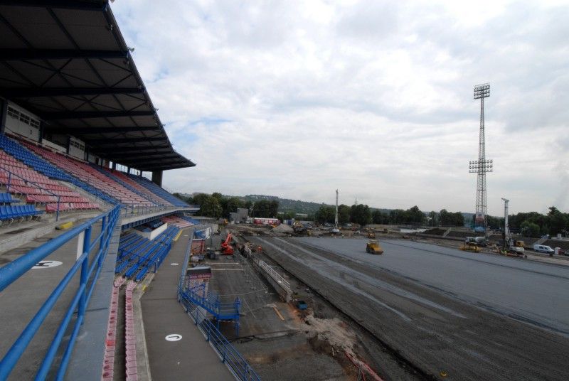 Pokračující práce při rekonstrukci fotbalového stadionu ve Štruncových sadech

Hrací plocha doznává posledních úprav před pokládáním vyhřívacího systému. Zdárně pokračují i zemní práce pro výstavbu tribun.