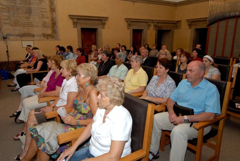 Obřadní síň plzeňské radnice poskytla zázemí pro natáčení Radiodárku, známého pořadu Českého rozhlasu 2 Praha, jehož mottem je „dárek pro ty, kteří dokazují svým životem, že svět je dobré místo k pobytu“.

Město Plzeň se rozhodlo tento dárek věnovat Mons. Františku Radkovskému, plzeňskému biskupovi. „Přesně před osmnácti lety se stal František Radkovský prvním plzeňským biskupem. Za tu dobu, díky jeho hlubokému zájmu o lidi a nezměrnému úsilí, vzniklo mnoho charitativních  projektů. Mohu uvést například založení charitativních domů, stacionářů pro seniory, azylových domů pro lidi bez přístřeší nebo centrum péče o cizince,“ uvedla při nahrávce náměstkyně primátora Eva Herinková. Na chválu své osoby reagoval biskup Radkovský slovy: „Chválu nemám rád, ale jestli jsem dal život Pánu, tak ať je to k jeho slávě.“

Zajímavé a humorem odlehčené vyprávění Františka Radkovského o svém životě doplňoval zpěvem plzeňský sbor Vox Imperfecta pod vedením Pavla Dolanského a Hana Křížková. Úvodní a závěrečnou skladbu zahrá