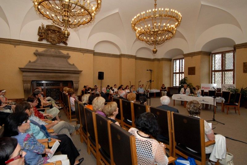 Obřadní síň plzeňské radnice poskytla zázemí pro natáčení Radiodárku, známého pořadu Českého rozhlasu 2 Praha, jehož mottem je „dárek pro ty, kteří dokazují svým životem, že svět je dobré místo k pobytu“.

Město Plzeň se rozhodlo tento dárek věnovat Mons. Františku Radkovskému, plzeňskému biskupovi. „Přesně před osmnácti lety se stal František Radkovský prvním plzeňským biskupem. Za tu dobu, díky jeho hlubokému zájmu o lidi a nezměrnému úsilí, vzniklo mnoho charitativních  projektů. Mohu uvést například založení charitativních domů, stacionářů pro seniory, azylových domů pro lidi bez přístřeší nebo centrum péče o cizince,“ uvedla při nahrávce náměstkyně primátora Eva Herinková. Na chválu své osoby reagoval biskup Radkovský slovy: „Chválu nemám rád, ale jestli jsem dal život Pánu, tak ať je to k jeho slávě.“

Zajímavé a humorem odlehčené vyprávění Františka Radkovského o svém životě doplňoval zpěvem plzeňský sbor Vox Imperfecta pod vedením Pavla Dolanského a Hana Křížková. Úvodní a závěrečnou skladbu zahrá