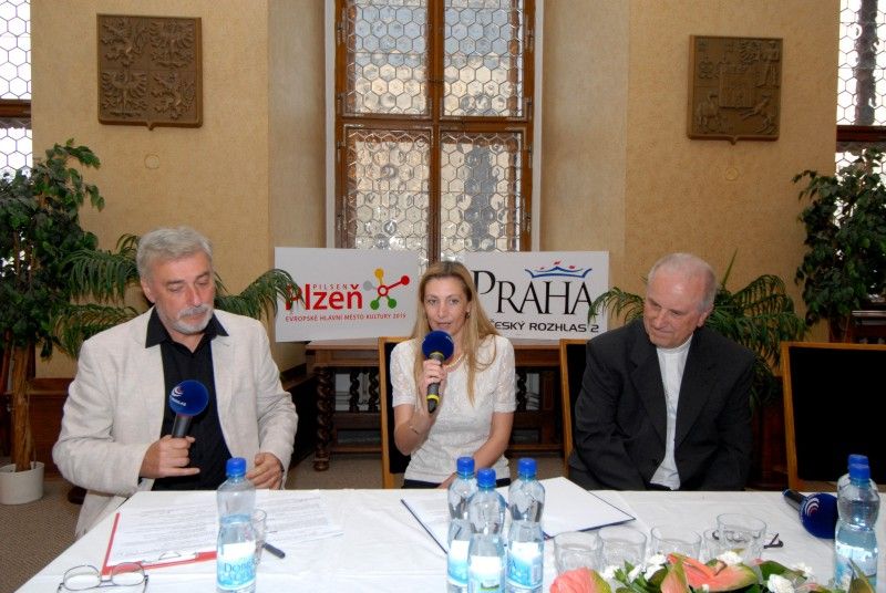 Město věnovalo „Radiodárek“ plzeňskému biskupovi Radkovskému (8.6.2011)