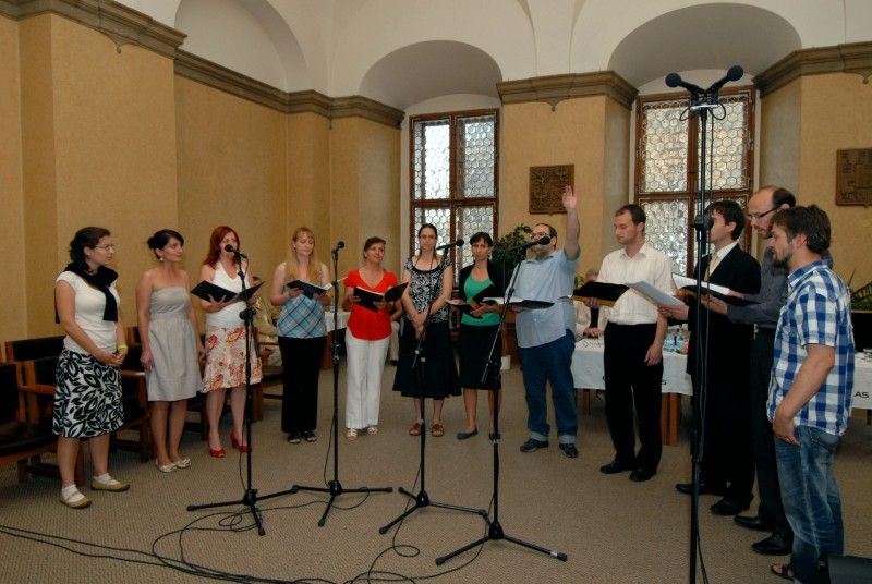 Obřadní síň plzeňské radnice poskytla zázemí pro natáčení Radiodárku, známého pořadu Českého rozhlasu 2 Praha, jehož mottem je „dárek pro ty, kteří dokazují svým životem, že svět je dobré místo k pobytu“.

Město Plzeň se rozhodlo tento dárek věnovat Mons. Františku Radkovskému, plzeňskému biskupovi. „Přesně před osmnácti lety se stal František Radkovský prvním plzeňským biskupem. Za tu dobu, díky jeho hlubokému zájmu o lidi a nezměrnému úsilí, vzniklo mnoho charitativních  projektů. Mohu uvést například založení charitativních domů, stacionářů pro seniory, azylových domů pro lidi bez přístřeší nebo centrum péče o cizince,“ uvedla při nahrávce náměstkyně primátora Eva Herinková. Na chválu své osoby reagoval biskup Radkovský slovy: „Chválu nemám rád, ale jestli jsem dal život Pánu, tak ať je to k jeho slávě.“

Zajímavé a humorem odlehčené vyprávění Františka Radkovského o svém životě doplňoval zpěvem plzeňský sbor Vox Imperfecta pod vedením Pavla Dolanského a Hana Křížková. Úvodní a závěrečnou skladbu zahrá