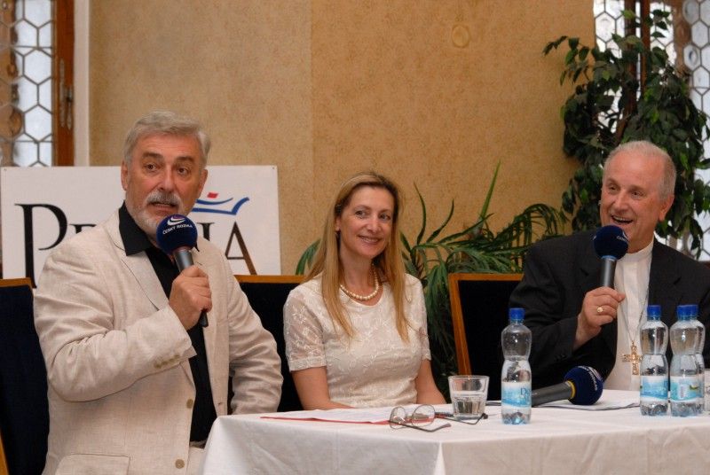 Obřadní síň plzeňské radnice poskytla zázemí pro natáčení Radiodárku, známého pořadu Českého rozhlasu 2 Praha, jehož mottem je „dárek pro ty, kteří dokazují svým životem, že svět je dobré místo k pobytu“.

Město Plzeň se rozhodlo tento dárek věnovat Mons. Františku Radkovskému, plzeňskému biskupovi. „Přesně před osmnácti lety se stal František Radkovský prvním plzeňským biskupem. Za tu dobu, díky jeho hlubokému zájmu o lidi a nezměrnému úsilí, vzniklo mnoho charitativních  projektů. Mohu uvést například založení charitativních domů, stacionářů pro seniory, azylových domů pro lidi bez přístřeší nebo centrum péče o cizince,“ uvedla při nahrávce náměstkyně primátora Eva Herinková. Na chválu své osoby reagoval biskup Radkovský slovy: „Chválu nemám rád, ale jestli jsem dal život Pánu, tak ať je to k jeho slávě.“

Zajímavé a humorem odlehčené vyprávění Františka Radkovského o svém životě doplňoval zpěvem plzeňský sbor Vox Imperfecta pod vedením Pavla Dolanského a Hana Křížková. Úvodní a závěrečnou skladbu zahrá