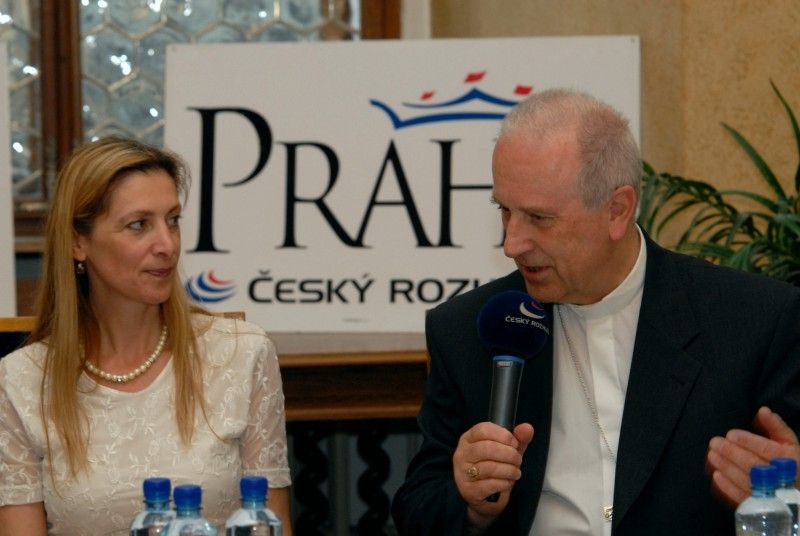 Obřadní síň plzeňské radnice poskytla zázemí pro natáčení Radiodárku, známého pořadu Českého rozhlasu 2 Praha, jehož mottem je „dárek pro ty, kteří dokazují svým životem, že svět je dobré místo k pobytu“.

Město Plzeň se rozhodlo tento dárek věnovat Mons. Františku Radkovskému, plzeňskému biskupovi. „Přesně před osmnácti lety se stal František Radkovský prvním plzeňským biskupem. Za tu dobu, díky jeho hlubokému zájmu o lidi a nezměrnému úsilí, vzniklo mnoho charitativních  projektů. Mohu uvést například založení charitativních domů, stacionářů pro seniory, azylových domů pro lidi bez přístřeší nebo centrum péče o cizince,“ uvedla při nahrávce náměstkyně primátora Eva Herinková. Na chválu své osoby reagoval biskup Radkovský slovy: „Chválu nemám rád, ale jestli jsem dal život Pánu, tak ať je to k jeho slávě.“

Zajímavé a humorem odlehčené vyprávění Františka Radkovského o svém životě doplňoval zpěvem plzeňský sbor Vox Imperfecta pod vedením Pavla Dolanského a Hana Křížková. Úvodní a závěrečnou skladbu zahrá