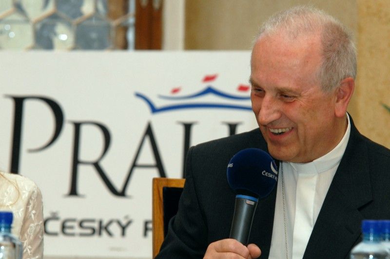 Obřadní síň plzeňské radnice poskytla zázemí pro natáčení Radiodárku, známého pořadu Českého rozhlasu 2 Praha, jehož mottem je „dárek pro ty, kteří dokazují svým životem, že svět je dobré místo k pobytu“.

Město Plzeň se rozhodlo tento dárek věnovat Mons. Františku Radkovskému, plzeňskému biskupovi. „Přesně před osmnácti lety se stal František Radkovský prvním plzeňským biskupem. Za tu dobu, díky jeho hlubokému zájmu o lidi a nezměrnému úsilí, vzniklo mnoho charitativních  projektů. Mohu uvést například založení charitativních domů, stacionářů pro seniory, azylových domů pro lidi bez přístřeší nebo centrum péče o cizince,“ uvedla při nahrávce náměstkyně primátora Eva Herinková. Na chválu své osoby reagoval biskup Radkovský slovy: „Chválu nemám rád, ale jestli jsem dal život Pánu, tak ať je to k jeho slávě.“

Zajímavé a humorem odlehčené vyprávění Františka Radkovského o svém životě doplňoval zpěvem plzeňský sbor Vox Imperfecta pod vedením Pavla Dolanského a Hana Křížková. Úvodní a závěrečnou skladbu zahrá