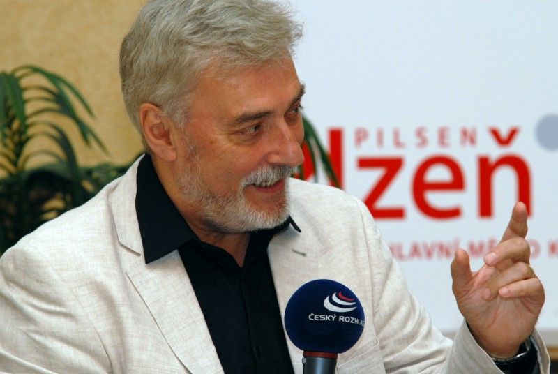 Obřadní síň plzeňské radnice poskytla zázemí pro natáčení Radiodárku, známého pořadu Českého rozhlasu 2 Praha, jehož mottem je „dárek pro ty, kteří dokazují svým životem, že svět je dobré místo k pobytu“.

Město Plzeň se rozhodlo tento dárek věnovat Mons. Františku Radkovskému, plzeňskému biskupovi. „Přesně před osmnácti lety se stal František Radkovský prvním plzeňským biskupem. Za tu dobu, díky jeho hlubokému zájmu o lidi a nezměrnému úsilí, vzniklo mnoho charitativních  projektů. Mohu uvést například založení charitativních domů, stacionářů pro seniory, azylových domů pro lidi bez přístřeší nebo centrum péče o cizince,“ uvedla při nahrávce náměstkyně primátora Eva Herinková. Na chválu své osoby reagoval biskup Radkovský slovy: „Chválu nemám rád, ale jestli jsem dal život Pánu, tak ať je to k jeho slávě.“

Zajímavé a humorem odlehčené vyprávění Františka Radkovského o svém životě doplňoval zpěvem plzeňský sbor Vox Imperfecta pod vedením Pavla Dolanského a Hana Křížková. Úvodní a závěrečnou skladbu zahrá