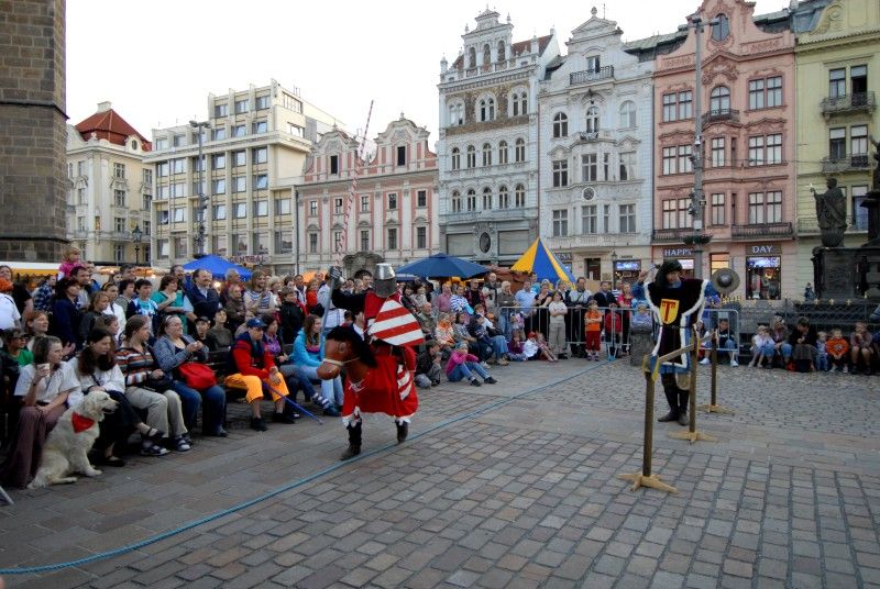 Na celý víkend převzali v Plzni vládu nad městem komedianti. Klíč od městské brány jim předal v pátek večer primátor Martin Baxa na žádost jejich principála. Žádal ve jménu všech bytostí z bájí a dávných pověstí a slíbil "různé kousky komediantsví provozovati pro ukrácení dlouhé chvíle milých Plzeňáků i vzácných hostí".

Nové plzeňské platidlo - lokální dukát v hodnotě čtyřiceti andělíčků představila návštěvníkům večerního reje náměstkyně Eva Herinková. Dukát vešel v platnost právě první den Historického víkendu.

Sobota byla ve znamení strašidel. Nejen malí, ale i velcí se mohli vydat na Pohádkovou cestu, kde na ně čekala různá překvapení a neobvyklé úkoly. Večer prošla strašidla centrem města. Tradiční vejšlap důstojně vedl primátor Martin Baxa společně s jeho náměstkyní Evou Herinkovou.