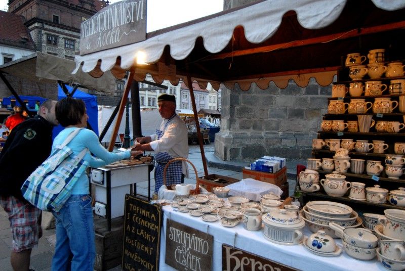 Na celý víkend převzali v Plzni vládu nad městem komedianti. Klíč od městské brány jim předal v pátek večer primátor Martin Baxa na žádost jejich principála. Žádal ve jménu všech bytostí z bájí a dávných pověstí a slíbil "různé kousky komediantsví provozovati pro ukrácení dlouhé chvíle milých Plzeňáků i vzácných hostí".

Nové plzeňské platidlo - lokální dukát v hodnotě čtyřiceti andělíčků představila návštěvníkům večerního reje náměstkyně Eva Herinková. Dukát vešel v platnost právě první den Historického víkendu.

Sobota byla ve znamení strašidel. Nejen malí, ale i velcí se mohli vydat na Pohádkovou cestu, kde na ně čekala různá překvapení a neobvyklé úkoly. Večer prošla strašidla centrem města. Tradiční vejšlap důstojně vedl primátor Martin Baxa společně s jeho náměstkyní Evou Herinkovou.