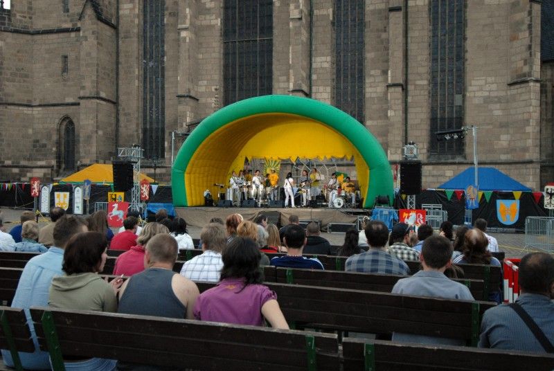 Na celý víkend převzali v Plzni vládu nad městem komedianti. Klíč od městské brány jim předal v pátek večer primátor Martin Baxa na žádost jejich principála. Žádal ve jménu všech bytostí z bájí a dávných pověstí a slíbil "různé kousky komediantsví provozovati pro ukrácení dlouhé chvíle milých Plzeňáků i vzácných hostí".

Nové plzeňské platidlo - lokální dukát v hodnotě čtyřiceti andělíčků představila návštěvníkům večerního reje náměstkyně Eva Herinková. Dukát vešel v platnost právě první den Historického víkendu.

Sobota byla ve znamení strašidel. Nejen malí, ale i velcí se mohli vydat na Pohádkovou cestu, kde na ně čekala různá překvapení a neobvyklé úkoly. Večer prošla strašidla centrem města. Tradiční vejšlap důstojně vedl primátor Martin Baxa společně s jeho náměstkyní Evou Herinkovou.