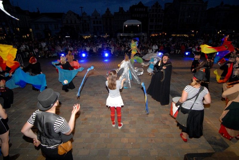 Na celý víkend převzali v Plzni vládu nad městem komedianti. Klíč od městské brány jim předal v pátek večer primátor Martin Baxa na žádost jejich principála. Žádal ve jménu všech bytostí z bájí a dávných pověstí a slíbil "různé kousky komediantsví provozovati pro ukrácení dlouhé chvíle milých Plzeňáků i vzácných hostí".

Nové plzeňské platidlo - lokální dukát v hodnotě čtyřiceti andělíčků představila návštěvníkům večerního reje náměstkyně Eva Herinková. Dukát vešel v platnost právě první den Historického víkendu.

Sobota byla ve znamení strašidel. Nejen malí, ale i velcí se mohli vydat na Pohádkovou cestu, kde na ně čekala různá překvapení a neobvyklé úkoly. Večer prošla strašidla centrem města. Tradiční vejšlap důstojně vedl primátor Martin Baxa společně s jeho náměstkyní Evou Herinkovou.