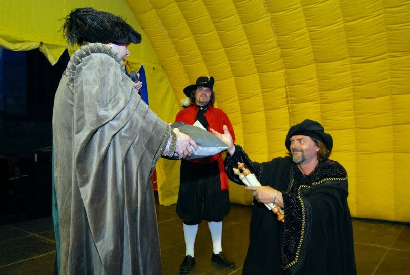 Na celý víkend převzali v Plzni vládu nad městem komedianti. Klíč od městské brány jim předal v pátek večer primátor Martin Baxa na žádost jejich principála. Žádal ve jménu všech bytostí z bájí a dávných pověstí a slíbil "různé kousky komediantsví provozovati pro ukrácení dlouhé chvíle milých Plzeňáků i vzácných hostí".

Nové plzeňské platidlo - lokální dukát v hodnotě čtyřiceti andělíčků představila návštěvníkům večerního reje náměstkyně Eva Herinková. Dukát vešel v platnost právě první den Historického víkendu.

Sobota byla ve znamení strašidel. Nejen malí, ale i velcí se mohli vydat na Pohádkovou cestu, kde na ně čekala různá překvapení a neobvyklé úkoly. Večer prošla strašidla centrem města. Tradiční vejšlap důstojně vedl primátor Martin Baxa společně s jeho náměstkyní Evou Herinkovou.