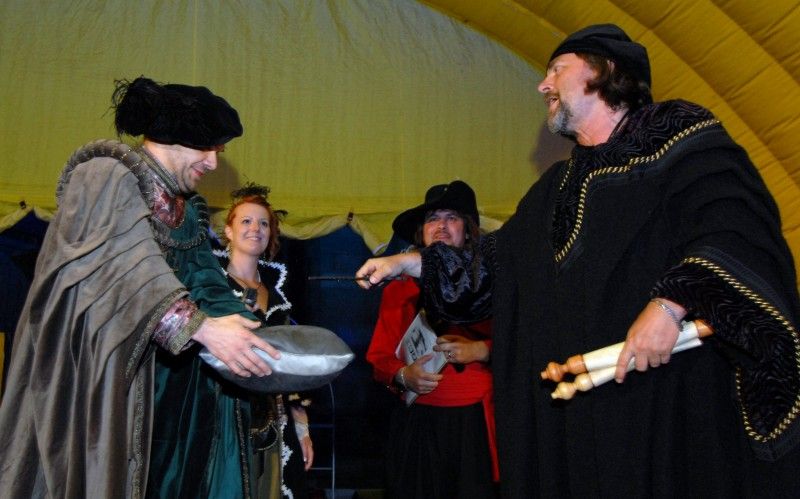 Na celý víkend převzali v Plzni vládu nad městem komedianti. Klíč od městské brány jim předal v pátek večer primátor Martin Baxa na žádost jejich principála. Žádal ve jménu všech bytostí z bájí a dávných pověstí a slíbil "různé kousky komediantsví provozovati pro ukrácení dlouhé chvíle milých Plzeňáků i vzácných hostí".

Nové plzeňské platidlo - lokální dukát v hodnotě čtyřiceti andělíčků představila návštěvníkům večerního reje náměstkyně Eva Herinková. Dukát vešel v platnost právě první den Historického víkendu.

Sobota byla ve znamení strašidel. Nejen malí, ale i velcí se mohli vydat na Pohádkovou cestu, kde na ně čekala různá překvapení a neobvyklé úkoly. Večer prošla strašidla centrem města. Tradiční vejšlap důstojně vedl primátor Martin Baxa společně s jeho náměstkyní Evou Herinkovou.