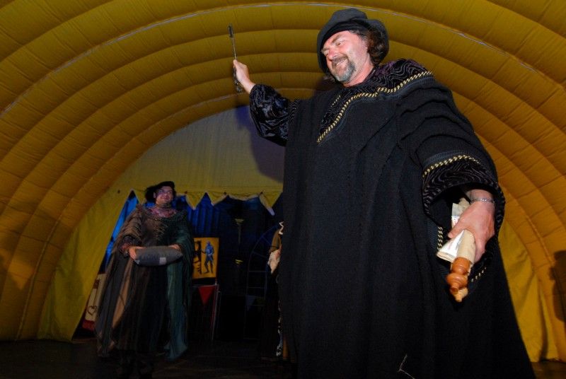 Na celý víkend převzali v Plzni vládu nad městem komedianti. Klíč od městské brány jim předal v pátek večer primátor Martin Baxa na žádost jejich principála. Žádal ve jménu všech bytostí z bájí a dávných pověstí a slíbil "různé kousky komediantsví provozovati pro ukrácení dlouhé chvíle milých Plzeňáků i vzácných hostí".

Nové plzeňské platidlo - lokální dukát v hodnotě čtyřiceti andělíčků představila návštěvníkům večerního reje náměstkyně Eva Herinková. Dukát vešel v platnost právě první den Historického víkendu.

Sobota byla ve znamení strašidel. Nejen malí, ale i velcí se mohli vydat na Pohádkovou cestu, kde na ně čekala různá překvapení a neobvyklé úkoly. Večer prošla strašidla centrem města. Tradiční vejšlap důstojně vedl primátor Martin Baxa společně s jeho náměstkyní Evou Herinkovou.