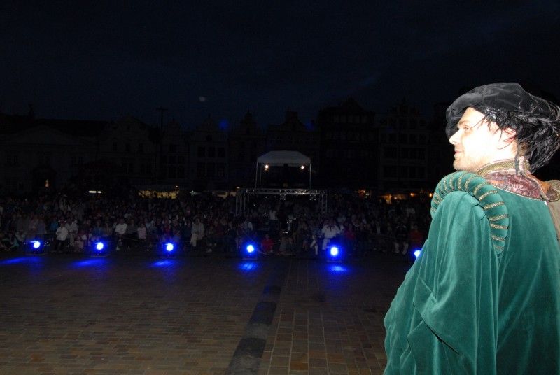 Na celý víkend převzali v Plzni vládu nad městem komedianti. Klíč od městské brány jim předal v pátek večer primátor Martin Baxa na žádost jejich principála. Žádal ve jménu všech bytostí z bájí a dávných pověstí a slíbil "různé kousky komediantsví provozovati pro ukrácení dlouhé chvíle milých Plzeňáků i vzácných hostí".

Nové plzeňské platidlo - lokální dukát v hodnotě čtyřiceti andělíčků představila návštěvníkům večerního reje náměstkyně Eva Herinková. Dukát vešel v platnost právě první den Historického víkendu.

Sobota byla ve znamení strašidel. Nejen malí, ale i velcí se mohli vydat na Pohádkovou cestu, kde na ně čekala různá překvapení a neobvyklé úkoly. Večer prošla strašidla centrem města. Tradiční vejšlap důstojně vedl primátor Martin Baxa společně s jeho náměstkyní Evou Herinkovou.