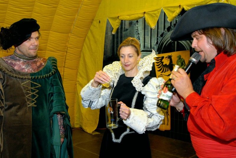 Na celý víkend převzali v Plzni vládu nad městem komedianti. Klíč od městské brány jim předal v pátek večer primátor Martin Baxa na žádost jejich principála. Žádal ve jménu všech bytostí z bájí a dávných pověstí a slíbil "různé kousky komediantsví provozovati pro ukrácení dlouhé chvíle milých Plzeňáků i vzácných hostí".

Nové plzeňské platidlo - lokální dukát v hodnotě čtyřiceti andělíčků představila návštěvníkům večerního reje náměstkyně Eva Herinková. Dukát vešel v platnost právě první den Historického víkendu.

Sobota byla ve znamení strašidel. Nejen malí, ale i velcí se mohli vydat na Pohádkovou cestu, kde na ně čekala různá překvapení a neobvyklé úkoly. Večer prošla strašidla centrem města. Tradiční vejšlap důstojně vedl primátor Martin Baxa společně s jeho náměstkyní Evou Herinkovou.