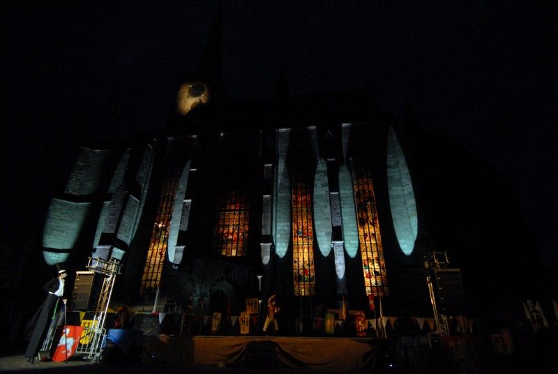 Na celý víkend převzali v Plzni vládu nad městem komedianti. Klíč od městské brány jim předal v pátek večer primátor Martin Baxa na žádost jejich principála. Žádal ve jménu všech bytostí z bájí a dávných pověstí a slíbil "různé kousky komediantsví provozovati pro ukrácení dlouhé chvíle milých Plzeňáků i vzácných hostí".

Nové plzeňské platidlo - lokální dukát v hodnotě čtyřiceti andělíčků představila návštěvníkům večerního reje náměstkyně Eva Herinková. Dukát vešel v platnost právě první den Historického víkendu.

Sobota byla ve znamení strašidel. Nejen malí, ale i velcí se mohli vydat na Pohádkovou cestu, kde na ně čekala různá překvapení a neobvyklé úkoly. Večer prošla strašidla centrem města. Tradiční vejšlap důstojně vedl primátor Martin Baxa společně s jeho náměstkyní Evou Herinkovou.