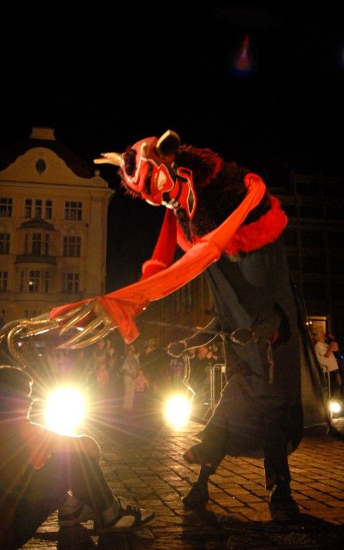 Na celý víkend převzali v Plzni vládu nad městem komedianti. Klíč od městské brány jim předal v pátek večer primátor Martin Baxa na žádost jejich principála. Žádal ve jménu všech bytostí z bájí a dávných pověstí a slíbil "různé kousky komediantsví provozovati pro ukrácení dlouhé chvíle milých Plzeňáků i vzácných hostí".

Nové plzeňské platidlo - lokální dukát v hodnotě čtyřiceti andělíčků představila návštěvníkům večerního reje náměstkyně Eva Herinková. Dukát vešel v platnost právě první den Historického víkendu.

Sobota byla ve znamení strašidel. Nejen malí, ale i velcí se mohli vydat na Pohádkovou cestu, kde na ně čekala různá překvapení a neobvyklé úkoly. Večer prošla strašidla centrem města. Tradiční vejšlap důstojně vedl primátor Martin Baxa společně s jeho náměstkyní Evou Herinkovou.