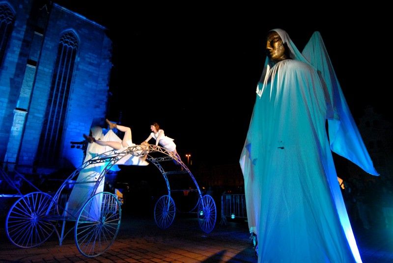 Na celý víkend převzali v Plzni vládu nad městem komedianti. Klíč od městské brány jim předal v pátek večer primátor Martin Baxa na žádost jejich principála. Žádal ve jménu všech bytostí z bájí a dávných pověstí a slíbil "různé kousky komediantsví provozovati pro ukrácení dlouhé chvíle milých Plzeňáků i vzácných hostí".

Nové plzeňské platidlo - lokální dukát v hodnotě čtyřiceti andělíčků představila návštěvníkům večerního reje náměstkyně Eva Herinková. Dukát vešel v platnost právě první den Historického víkendu.

Sobota byla ve znamení strašidel. Nejen malí, ale i velcí se mohli vydat na Pohádkovou cestu, kde na ně čekala různá překvapení a neobvyklé úkoly. Večer prošla strašidla centrem města. Tradiční vejšlap důstojně vedl primátor Martin Baxa společně s jeho náměstkyní Evou Herinkovou.