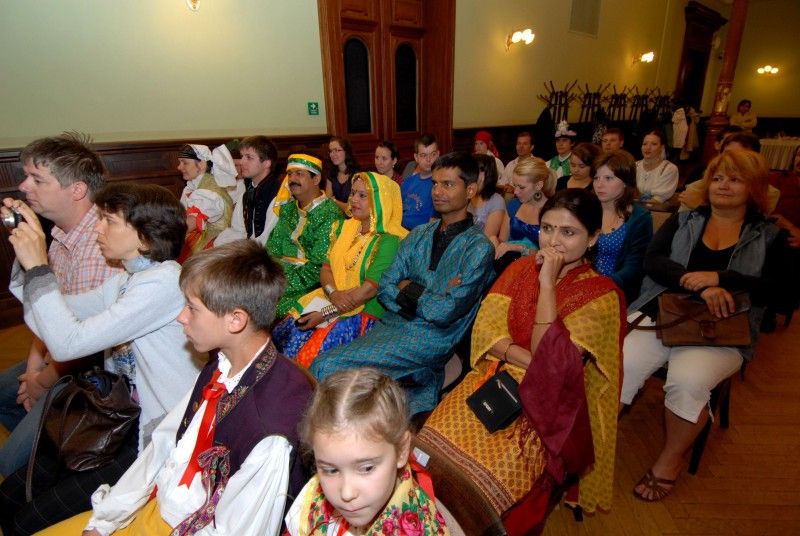 Folklorní festival "Plzeň 2011" dnes končí
Se zástupci souborů, které se prezentovaly na folklorním festivalu "Plzeň 2011" se v Malém sále Měšťanské besedy sešel primátor Martin Baxa. Slavnostního zakončení festivalu se také zúčastnil velvyslanec Bolívarovské republiky Venezuela Victor Julián Hernández León, jehož zemi v letošním roce reprezentoval soubor VENEZUELA TIERRA DE ENCANTO z Caracasu.

Účastníci převzali z rukou primátora pamětní list a malou pozornost.

Mezinárodní folklorní festival CIOFF se v Plzni koná od roku 1997. Za tu dobu se stal oblíbeným místem setkávání milovníků folkloru a lidového umění. Každoročně se ho účastní na dvacet folklorních souborů z celé České republiky a zahraničí včetně hostů z exotických částí světa.