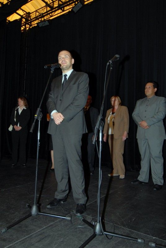 Folklorní festival "Plzeň 2011" dnes končí
Se zástupci souborů, které se prezentovaly na folklorním festivalu "Plzeň 2011" se v Malém sále Měšťanské besedy sešel primátor Martin Baxa. Slavnostního zakončení festivalu se také zúčastnil velvyslanec Bolívarovské republiky Venezuela Victor Julián Hernández León, jehož zemi v letošním roce reprezentoval soubor VENEZUELA TIERRA DE ENCANTO z Caracasu.

Účastníci převzali z rukou primátora pamětní list a malou pozornost.

Mezinárodní folklorní festival CIOFF se v Plzni koná od roku 1997. Za tu dobu se stal oblíbeným místem setkávání milovníků folkloru a lidového umění. Každoročně se ho účastní na dvacet folklorních souborů z celé České republiky a zahraničí včetně hostů z exotických částí světa.
