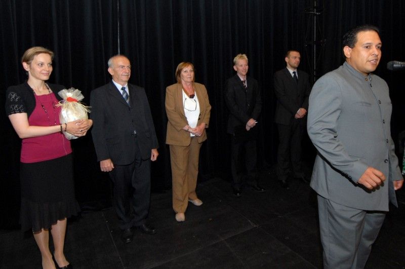 Folklorní festival "Plzeň 2011" dnes končí
Se zástupci souborů, které se prezentovaly na folklorním festivalu "Plzeň 2011" se v Malém sále Měšťanské besedy sešel primátor Martin Baxa. Slavnostního zakončení festivalu se také zúčastnil velvyslanec Bolívarovské republiky Venezuela Victor Julián Hernández León, jehož zemi v letošním roce reprezentoval soubor VENEZUELA TIERRA DE ENCANTO z Caracasu.

Účastníci převzali z rukou primátora pamětní list a malou pozornost.

Mezinárodní folklorní festival CIOFF se v Plzni koná od roku 1997. Za tu dobu se stal oblíbeným místem setkávání milovníků folkloru a lidového umění. Každoročně se ho účastní na dvacet folklorních souborů z celé České republiky a zahraničí včetně hostů z exotických částí světa.