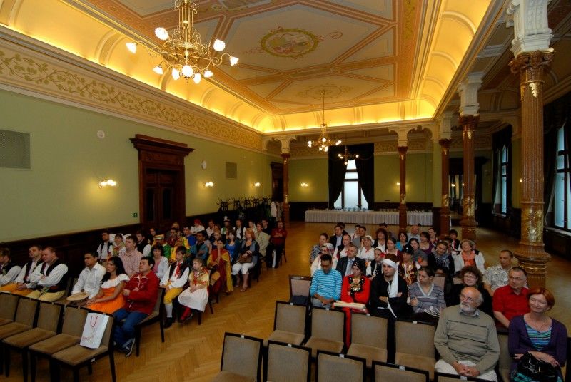 Folklorní festival "Plzeň 2011" dnes končí
Se zástupci souborů, které se prezentovaly na folklorním festivalu "Plzeň 2011" se v Malém sále Měšťanské besedy sešel primátor Martin Baxa. Slavnostního zakončení festivalu se také zúčastnil velvyslanec Bolívarovské republiky Venezuela Victor Julián Hernández León, jehož zemi v letošním roce reprezentoval soubor VENEZUELA TIERRA DE ENCANTO z Caracasu.

Účastníci převzali z rukou primátora pamětní list a malou pozornost.

Mezinárodní folklorní festival CIOFF se v Plzni koná od roku 1997. Za tu dobu se stal oblíbeným místem setkávání milovníků folkloru a lidového umění. Každoročně se ho účastní na dvacet folklorních souborů z celé České republiky a zahraničí včetně hostů z exotických částí světa.