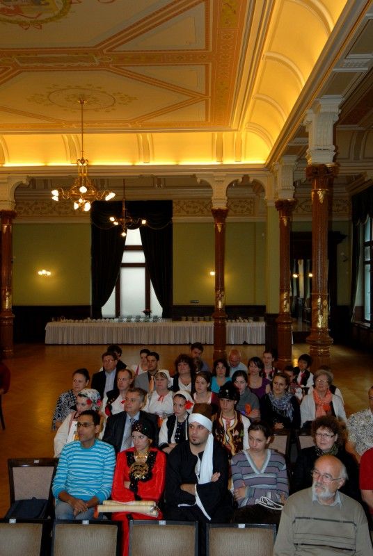 Folklorní festival "Plzeň 2011" dnes končí
Se zástupci souborů, které se prezentovaly na folklorním festivalu "Plzeň 2011" se v Malém sále Měšťanské besedy sešel primátor Martin Baxa. Slavnostního zakončení festivalu se také zúčastnil velvyslanec Bolívarovské republiky Venezuela Victor Julián Hernández León, jehož zemi v letošním roce reprezentoval soubor VENEZUELA TIERRA DE ENCANTO z Caracasu.

Účastníci převzali z rukou primátora pamětní list a malou pozornost.

Mezinárodní folklorní festival CIOFF se v Plzni koná od roku 1997. Za tu dobu se stal oblíbeným místem setkávání milovníků folkloru a lidového umění. Každoročně se ho účastní na dvacet folklorních souborů z celé České republiky a zahraničí včetně hostů z exotických částí světa.