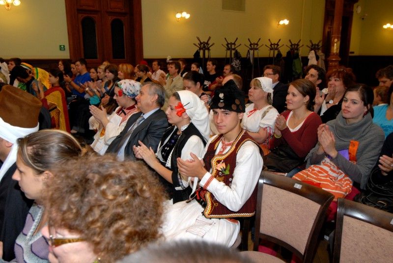Folklorní festival "Plzeň 2011" dnes končí
Se zástupci souborů, které se prezentovaly na folklorním festivalu "Plzeň 2011" se v Malém sále Měšťanské besedy sešel primátor Martin Baxa. Slavnostního zakončení festivalu se také zúčastnil velvyslanec Bolívarovské republiky Venezuela Victor Julián Hernández León, jehož zemi v letošním roce reprezentoval soubor VENEZUELA TIERRA DE ENCANTO z Caracasu.

Účastníci převzali z rukou primátora pamětní list a malou pozornost.

Mezinárodní folklorní festival CIOFF se v Plzni koná od roku 1997. Za tu dobu se stal oblíbeným místem setkávání milovníků folkloru a lidového umění. Každoročně se ho účastní na dvacet folklorních souborů z celé České republiky a zahraničí včetně hostů z exotických částí světa.