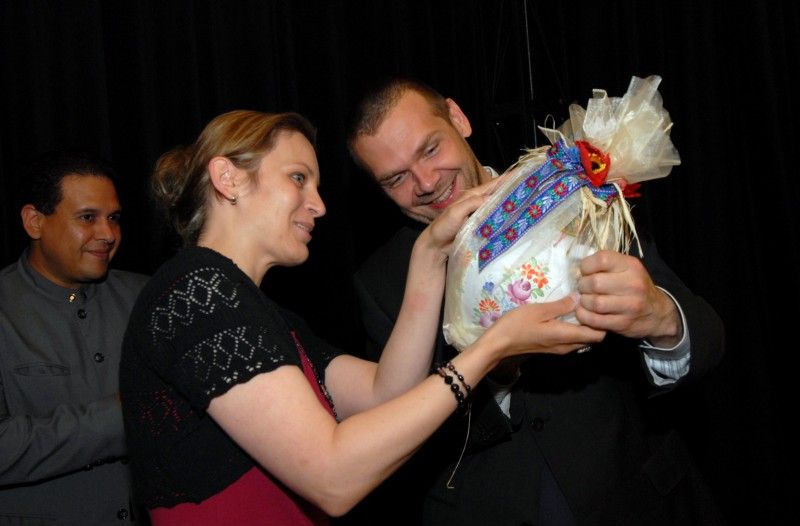 Folklorní festival "Plzeň 2011" dnes končí
Se zástupci souborů, které se prezentovaly na folklorním festivalu "Plzeň 2011" se v Malém sále Měšťanské besedy sešel primátor Martin Baxa. Slavnostního zakončení festivalu se také zúčastnil velvyslanec Bolívarovské republiky Venezuela Victor Julián Hernández León, jehož zemi v letošním roce reprezentoval soubor VENEZUELA TIERRA DE ENCANTO z Caracasu.

Účastníci převzali z rukou primátora pamětní list a malou pozornost.

Mezinárodní folklorní festival CIOFF se v Plzni koná od roku 1997. Za tu dobu se stal oblíbeným místem setkávání milovníků folkloru a lidového umění. Každoročně se ho účastní na dvacet folklorních souborů z celé České republiky a zahraničí včetně hostů z exotických částí světa.