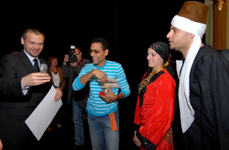 Folklorní festival "Plzeň 2011" dnes končí
Se zástupci souborů, které se prezentovaly na folklorním festivalu "Plzeň 2011" se v Malém sále Měšťanské besedy sešel primátor Martin Baxa. Slavnostního zakončení festivalu se také zúčastnil velvyslanec Bolívarovské republiky Venezuela Victor Julián Hernández León, jehož zemi v letošním roce reprezentoval soubor VENEZUELA TIERRA DE ENCANTO z Caracasu.

Účastníci převzali z rukou primátora pamětní list a malou pozornost.

Mezinárodní folklorní festival CIOFF se v Plzni koná od roku 1997. Za tu dobu se stal oblíbeným místem setkávání milovníků folkloru a lidového umění. Každoročně se ho účastní na dvacet folklorních souborů z celé České republiky a zahraničí včetně hostů z exotických částí světa.