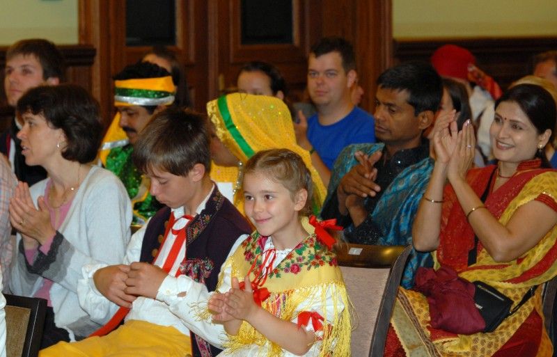 Folklorní festival "Plzeň 2011" dnes končí
Se zástupci souborů, které se prezentovaly na folklorním festivalu "Plzeň 2011" se v Malém sále Měšťanské besedy sešel primátor Martin Baxa. Slavnostního zakončení festivalu se také zúčastnil velvyslanec Bolívarovské republiky Venezuela Victor Julián Hernández León, jehož zemi v letošním roce reprezentoval soubor VENEZUELA TIERRA DE ENCANTO z Caracasu.

Účastníci převzali z rukou primátora pamětní list a malou pozornost.

Mezinárodní folklorní festival CIOFF se v Plzni koná od roku 1997. Za tu dobu se stal oblíbeným místem setkávání milovníků folkloru a lidového umění. Každoročně se ho účastní na dvacet folklorních souborů z celé České republiky a zahraničí včetně hostů z exotických částí světa.