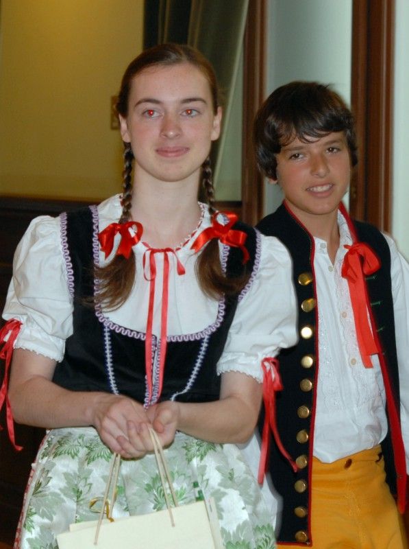 Folklorní festival "Plzeň 2011" dnes končí
Se zástupci souborů, které se prezentovaly na folklorním festivalu "Plzeň 2011" se v Malém sále Měšťanské besedy sešel primátor Martin Baxa. Slavnostního zakončení festivalu se také zúčastnil velvyslanec Bolívarovské republiky Venezuela Victor Julián Hernández León, jehož zemi v letošním roce reprezentoval soubor VENEZUELA TIERRA DE ENCANTO z Caracasu.

Účastníci převzali z rukou primátora pamětní list a malou pozornost.

Mezinárodní folklorní festival CIOFF se v Plzni koná od roku 1997. Za tu dobu se stal oblíbeným místem setkávání milovníků folkloru a lidového umění. Každoročně se ho účastní na dvacet folklorních souborů z celé České republiky a zahraničí včetně hostů z exotických částí světa.