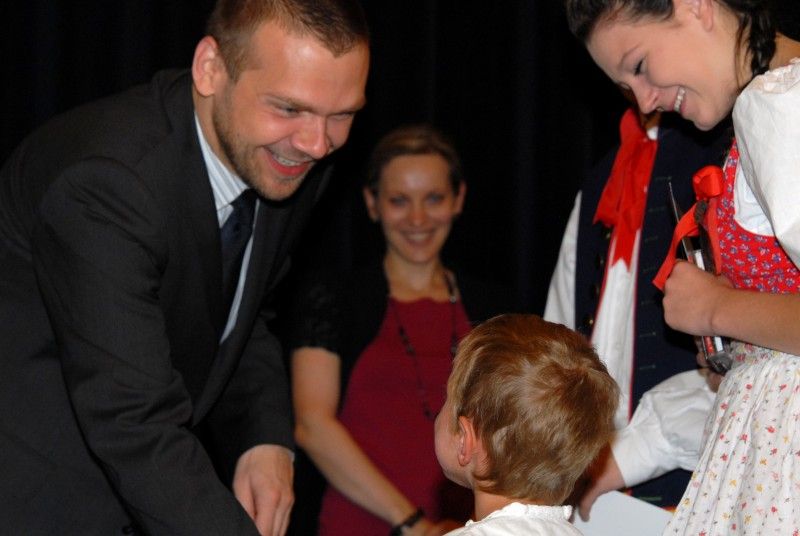 Folklorní festival "Plzeň 2011" dnes končí
Se zástupci souborů, které se prezentovaly na folklorním festivalu "Plzeň 2011" se v Malém sále Měšťanské besedy sešel primátor Martin Baxa. Slavnostního zakončení festivalu se také zúčastnil velvyslanec Bolívarovské republiky Venezuela Victor Julián Hernández León, jehož zemi v letošním roce reprezentoval soubor VENEZUELA TIERRA DE ENCANTO z Caracasu.

Účastníci převzali z rukou primátora pamětní list a malou pozornost.

Mezinárodní folklorní festival CIOFF se v Plzni koná od roku 1997. Za tu dobu se stal oblíbeným místem setkávání milovníků folkloru a lidového umění. Každoročně se ho účastní na dvacet folklorních souborů z celé České republiky a zahraničí včetně hostů z exotických částí světa.