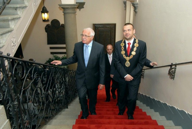 Po krátké zastávce v Mýtě a přijetí na hejtmanství se prezident Václav Klaus vydal procházkou na plzeňskou radnici. Tady na něj v obřadní síni čekali převážně zastupitelé a zaměstnanci úřadu. Mezi hosty byl k vidění senátor Jiří Bis, bývalí primátoři Mraček a Prosek nebo přednosta Chirurgické kliniky Fakultní nemocnice v Plzni Vladislav Třeška.

Primátor Martin Baxa ve svém vystoupení uvedl:

„Vážený pane prezidente, vím, že není třeba, abych Vám Plzeň blíže představoval, neboť jsme již několikrát měli tu čest přivítat Vás v našem městě a seznámit Vás s jeho historií, rozvojem a vizemi do budoucna. Dovolte mi proto, abych při této příležitosti zmínil několik aktuálních záležitostí spojených s naším městem.

Plzeň má především za sebou nelehký boj o titul Evropské hlavní město kultury pro rok 2015, který vyhrála. Tento titul představuje pro naše město velkou příležitost, ale současně přináší i velké závazky. V této souvislosti s potěšením zmiňuji, že Zastupitelstvo města Plzně schválilo výstavbu nové bud