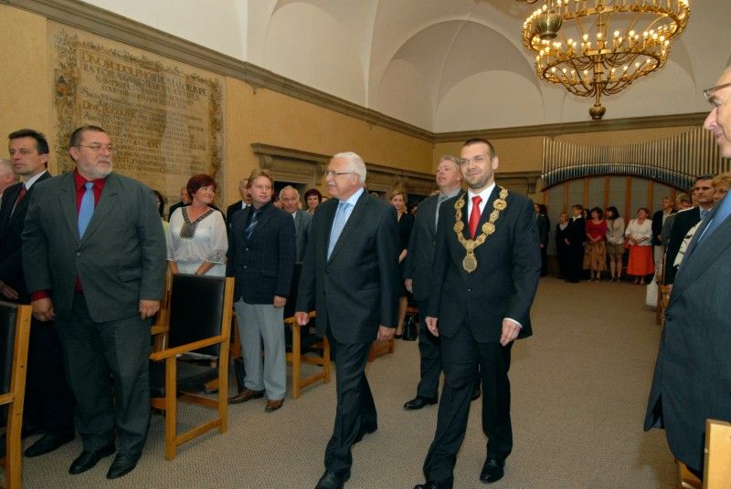 Po krátké zastávce v Mýtě a přijetí na hejtmanství se prezident Václav Klaus vydal procházkou na plzeňskou radnici. Tady na něj v obřadní síni čekali převážně zastupitelé a zaměstnanci úřadu. Mezi hosty byl k vidění senátor Jiří Bis, bývalí primátoři Mraček a Prosek nebo přednosta Chirurgické kliniky Fakultní nemocnice v Plzni Vladislav Třeška.

Primátor Martin Baxa ve svém vystoupení uvedl:

„Vážený pane prezidente, vím, že není třeba, abych Vám Plzeň blíže představoval, neboť jsme již několikrát měli tu čest přivítat Vás v našem městě a seznámit Vás s jeho historií, rozvojem a vizemi do budoucna. Dovolte mi proto, abych při této příležitosti zmínil několik aktuálních záležitostí spojených s naším městem.

Plzeň má především za sebou nelehký boj o titul Evropské hlavní město kultury pro rok 2015, který vyhrála. Tento titul představuje pro naše město velkou příležitost, ale současně přináší i velké závazky. V této souvislosti s potěšením zmiňuji, že Zastupitelstvo města Plzně schválilo výstavbu nové bud