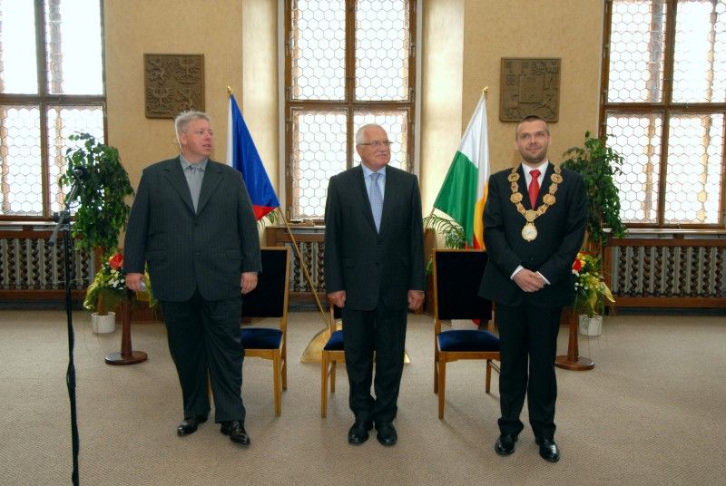 Po krátké zastávce v Mýtě a přijetí na hejtmanství se prezident Václav Klaus vydal procházkou na plzeňskou radnici. Tady na něj v obřadní síni čekali převážně zastupitelé a zaměstnanci úřadu. Mezi hosty byl k vidění senátor Jiří Bis, bývalí primátoři Mraček a Prosek nebo přednosta Chirurgické kliniky Fakultní nemocnice v Plzni Vladislav Třeška.

Primátor Martin Baxa ve svém vystoupení uvedl:

„Vážený pane prezidente, vím, že není třeba, abych Vám Plzeň blíže představoval, neboť jsme již několikrát měli tu čest přivítat Vás v našem městě a seznámit Vás s jeho historií, rozvojem a vizemi do budoucna. Dovolte mi proto, abych při této příležitosti zmínil několik aktuálních záležitostí spojených s naším městem.

Plzeň má především za sebou nelehký boj o titul Evropské hlavní město kultury pro rok 2015, který vyhrála. Tento titul představuje pro naše město velkou příležitost, ale současně přináší i velké závazky. V této souvislosti s potěšením zmiňuji, že Zastupitelstvo města Plzně schválilo výstavbu nové bud