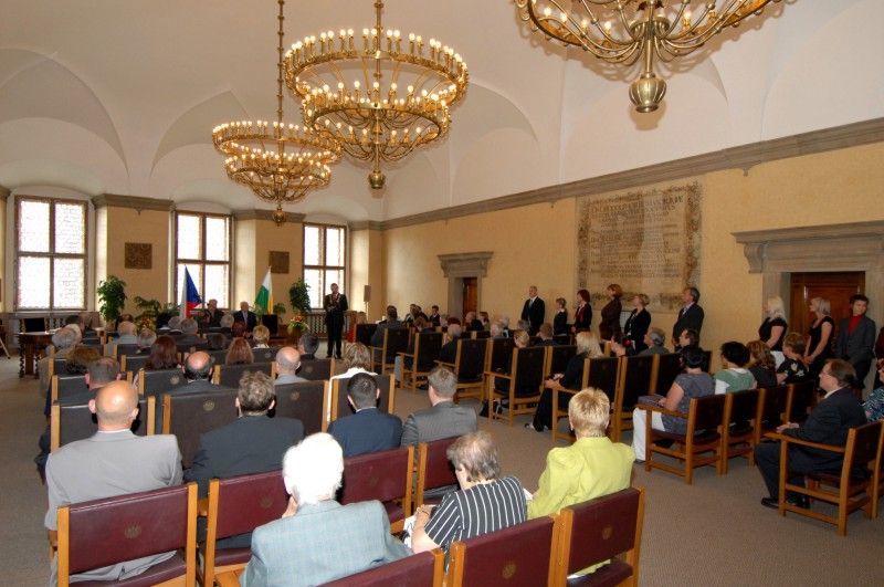 Po krátké zastávce v Mýtě a přijetí na hejtmanství se prezident Václav Klaus vydal procházkou na plzeňskou radnici. Tady na něj v obřadní síni čekali převážně zastupitelé a zaměstnanci úřadu. Mezi hosty byl k vidění senátor Jiří Bis, bývalí primátoři Mraček a Prosek nebo přednosta Chirurgické kliniky Fakultní nemocnice v Plzni Vladislav Třeška.

Primátor Martin Baxa ve svém vystoupení uvedl:

„Vážený pane prezidente, vím, že není třeba, abych Vám Plzeň blíže představoval, neboť jsme již několikrát měli tu čest přivítat Vás v našem městě a seznámit Vás s jeho historií, rozvojem a vizemi do budoucna. Dovolte mi proto, abych při této příležitosti zmínil několik aktuálních záležitostí spojených s naším městem.

Plzeň má především za sebou nelehký boj o titul Evropské hlavní město kultury pro rok 2015, který vyhrála. Tento titul představuje pro naše město velkou příležitost, ale současně přináší i velké závazky. V této souvislosti s potěšením zmiňuji, že Zastupitelstvo města Plzně schválilo výstavbu nové bud