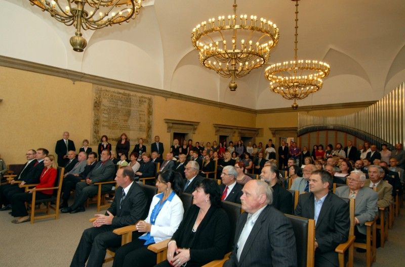 Po krátké zastávce v Mýtě a přijetí na hejtmanství se prezident Václav Klaus vydal procházkou na plzeňskou radnici. Tady na něj v obřadní síni čekali převážně zastupitelé a zaměstnanci úřadu. Mezi hosty byl k vidění senátor Jiří Bis, bývalí primátoři Mraček a Prosek nebo přednosta Chirurgické kliniky Fakultní nemocnice v Plzni Vladislav Třeška.

Primátor Martin Baxa ve svém vystoupení uvedl:

„Vážený pane prezidente, vím, že není třeba, abych Vám Plzeň blíže představoval, neboť jsme již několikrát měli tu čest přivítat Vás v našem městě a seznámit Vás s jeho historií, rozvojem a vizemi do budoucna. Dovolte mi proto, abych při této příležitosti zmínil několik aktuálních záležitostí spojených s naším městem.

Plzeň má především za sebou nelehký boj o titul Evropské hlavní město kultury pro rok 2015, který vyhrála. Tento titul představuje pro naše město velkou příležitost, ale současně přináší i velké závazky. V této souvislosti s potěšením zmiňuji, že Zastupitelstvo města Plzně schválilo výstavbu nové bud