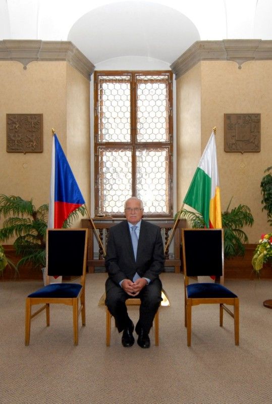 Po krátké zastávce v Mýtě a přijetí na hejtmanství se prezident Václav Klaus vydal procházkou na plzeňskou radnici. Tady na něj v obřadní síni čekali převážně zastupitelé a zaměstnanci úřadu. Mezi hosty byl k vidění senátor Jiří Bis, bývalí primátoři Mraček a Prosek nebo přednosta Chirurgické kliniky Fakultní nemocnice v Plzni Vladislav Třeška.

Primátor Martin Baxa ve svém vystoupení uvedl:

„Vážený pane prezidente, vím, že není třeba, abych Vám Plzeň blíže představoval, neboť jsme již několikrát měli tu čest přivítat Vás v našem městě a seznámit Vás s jeho historií, rozvojem a vizemi do budoucna. Dovolte mi proto, abych při této příležitosti zmínil několik aktuálních záležitostí spojených s naším městem.

Plzeň má především za sebou nelehký boj o titul Evropské hlavní město kultury pro rok 2015, který vyhrála. Tento titul představuje pro naše město velkou příležitost, ale současně přináší i velké závazky. V této souvislosti s potěšením zmiňuji, že Zastupitelstvo města Plzně schválilo výstavbu nové bud