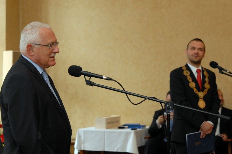 Po krátké zastávce v Mýtě a přijetí na hejtmanství se prezident Václav Klaus vydal procházkou na plzeňskou radnici. Tady na něj v obřadní síni čekali převážně zastupitelé a zaměstnanci úřadu. Mezi hosty byl k vidění senátor Jiří Bis, bývalí primátoři Mraček a Prosek nebo přednosta Chirurgické kliniky Fakultní nemocnice v Plzni Vladislav Třeška.

Primátor Martin Baxa ve svém vystoupení uvedl:

„Vážený pane prezidente, vím, že není třeba, abych Vám Plzeň blíže představoval, neboť jsme již několikrát měli tu čest přivítat Vás v našem městě a seznámit Vás s jeho historií, rozvojem a vizemi do budoucna. Dovolte mi proto, abych při této příležitosti zmínil několik aktuálních záležitostí spojených s naším městem.

Plzeň má především za sebou nelehký boj o titul Evropské hlavní město kultury pro rok 2015, který vyhrála. Tento titul představuje pro naše město velkou příležitost, ale současně přináší i velké závazky. V této souvislosti s potěšením zmiňuji, že Zastupitelstvo města Plzně schválilo výstavbu nové bud