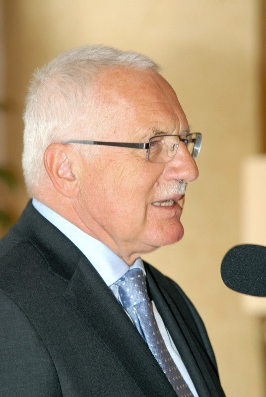 Po krátké zastávce v Mýtě a přijetí na hejtmanství se prezident Václav Klaus vydal procházkou na plzeňskou radnici. Tady na něj v obřadní síni čekali převážně zastupitelé a zaměstnanci úřadu. Mezi hosty byl k vidění senátor Jiří Bis, bývalí primátoři Mraček a Prosek nebo přednosta Chirurgické kliniky Fakultní nemocnice v Plzni Vladislav Třeška.

Primátor Martin Baxa ve svém vystoupení uvedl:

„Vážený pane prezidente, vím, že není třeba, abych Vám Plzeň blíže představoval, neboť jsme již několikrát měli tu čest přivítat Vás v našem městě a seznámit Vás s jeho historií, rozvojem a vizemi do budoucna. Dovolte mi proto, abych při této příležitosti zmínil několik aktuálních záležitostí spojených s naším městem.

Plzeň má především za sebou nelehký boj o titul Evropské hlavní město kultury pro rok 2015, který vyhrála. Tento titul představuje pro naše město velkou příležitost, ale současně přináší i velké závazky. V této souvislosti s potěšením zmiňuji, že Zastupitelstvo města Plzně schválilo výstavbu nové bud