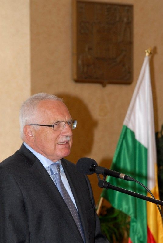 Po krátké zastávce v Mýtě a přijetí na hejtmanství se prezident Václav Klaus vydal procházkou na plzeňskou radnici. Tady na něj v obřadní síni čekali převážně zastupitelé a zaměstnanci úřadu. Mezi hosty byl k vidění senátor Jiří Bis, bývalí primátoři Mraček a Prosek nebo přednosta Chirurgické kliniky Fakultní nemocnice v Plzni Vladislav Třeška.

Primátor Martin Baxa ve svém vystoupení uvedl:

„Vážený pane prezidente, vím, že není třeba, abych Vám Plzeň blíže představoval, neboť jsme již několikrát měli tu čest přivítat Vás v našem městě a seznámit Vás s jeho historií, rozvojem a vizemi do budoucna. Dovolte mi proto, abych při této příležitosti zmínil několik aktuálních záležitostí spojených s naším městem.

Plzeň má především za sebou nelehký boj o titul Evropské hlavní město kultury pro rok 2015, který vyhrála. Tento titul představuje pro naše město velkou příležitost, ale současně přináší i velké závazky. V této souvislosti s potěšením zmiňuji, že Zastupitelstvo města Plzně schválilo výstavbu nové bud