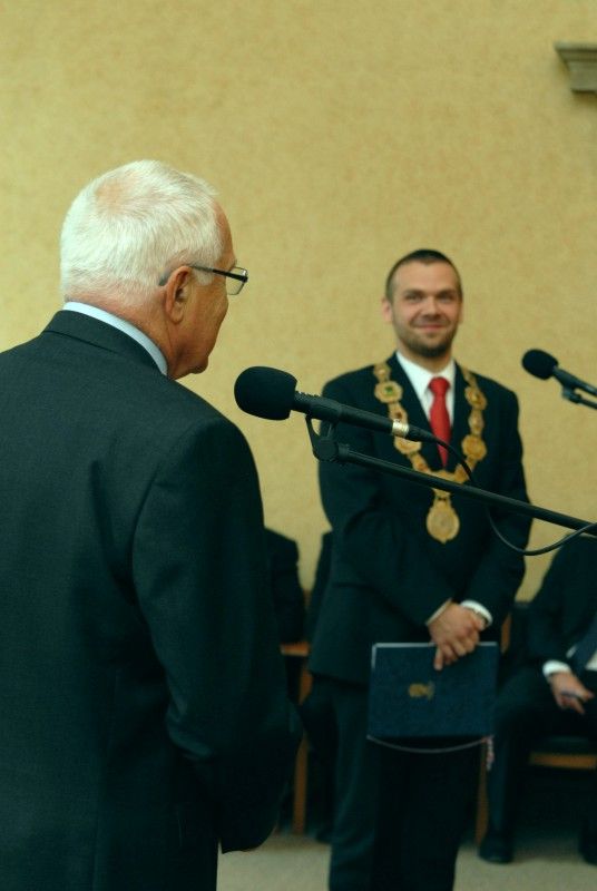 Po krátké zastávce v Mýtě a přijetí na hejtmanství se prezident Václav Klaus vydal procházkou na plzeňskou radnici. Tady na něj v obřadní síni čekali převážně zastupitelé a zaměstnanci úřadu. Mezi hosty byl k vidění senátor Jiří Bis, bývalí primátoři Mraček a Prosek nebo přednosta Chirurgické kliniky Fakultní nemocnice v Plzni Vladislav Třeška.

Primátor Martin Baxa ve svém vystoupení uvedl:

„Vážený pane prezidente, vím, že není třeba, abych Vám Plzeň blíže představoval, neboť jsme již několikrát měli tu čest přivítat Vás v našem městě a seznámit Vás s jeho historií, rozvojem a vizemi do budoucna. Dovolte mi proto, abych při této příležitosti zmínil několik aktuálních záležitostí spojených s naším městem.

Plzeň má především za sebou nelehký boj o titul Evropské hlavní město kultury pro rok 2015, který vyhrála. Tento titul představuje pro naše město velkou příležitost, ale současně přináší i velké závazky. V této souvislosti s potěšením zmiňuji, že Zastupitelstvo města Plzně schválilo výstavbu nové bud