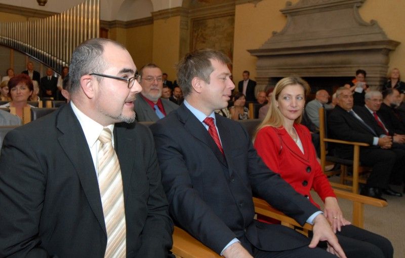 Po krátké zastávce v Mýtě a přijetí na hejtmanství se prezident Václav Klaus vydal procházkou na plzeňskou radnici. Tady na něj v obřadní síni čekali převážně zastupitelé a zaměstnanci úřadu. Mezi hosty byl k vidění senátor Jiří Bis, bývalí primátoři Mraček a Prosek nebo přednosta Chirurgické kliniky Fakultní nemocnice v Plzni Vladislav Třeška.

Primátor Martin Baxa ve svém vystoupení uvedl:

„Vážený pane prezidente, vím, že není třeba, abych Vám Plzeň blíže představoval, neboť jsme již několikrát měli tu čest přivítat Vás v našem městě a seznámit Vás s jeho historií, rozvojem a vizemi do budoucna. Dovolte mi proto, abych při této příležitosti zmínil několik aktuálních záležitostí spojených s naším městem.

Plzeň má především za sebou nelehký boj o titul Evropské hlavní město kultury pro rok 2015, který vyhrála. Tento titul představuje pro naše město velkou příležitost, ale současně přináší i velké závazky. V této souvislosti s potěšením zmiňuji, že Zastupitelstvo města Plzně schválilo výstavbu nové bud