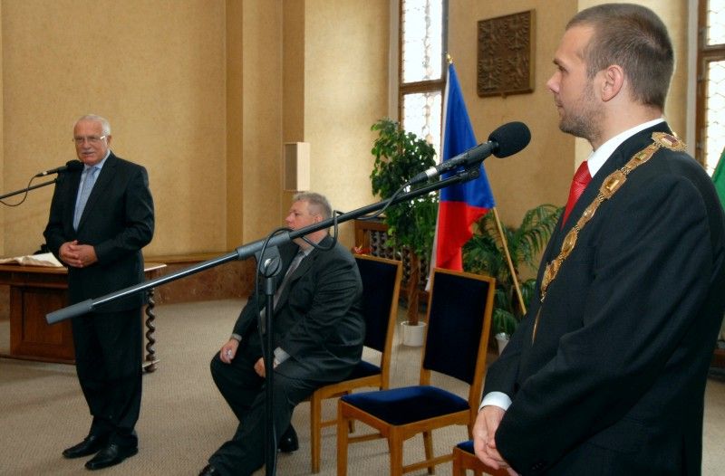 Po krátké zastávce v Mýtě a přijetí na hejtmanství se prezident Václav Klaus vydal procházkou na plzeňskou radnici. Tady na něj v obřadní síni čekali převážně zastupitelé a zaměstnanci úřadu. Mezi hosty byl k vidění senátor Jiří Bis, bývalí primátoři Mraček a Prosek nebo přednosta Chirurgické kliniky Fakultní nemocnice v Plzni Vladislav Třeška.

Primátor Martin Baxa ve svém vystoupení uvedl:

„Vážený pane prezidente, vím, že není třeba, abych Vám Plzeň blíže představoval, neboť jsme již několikrát měli tu čest přivítat Vás v našem městě a seznámit Vás s jeho historií, rozvojem a vizemi do budoucna. Dovolte mi proto, abych při této příležitosti zmínil několik aktuálních záležitostí spojených s naším městem.

Plzeň má především za sebou nelehký boj o titul Evropské hlavní město kultury pro rok 2015, který vyhrála. Tento titul představuje pro naše město velkou příležitost, ale současně přináší i velké závazky. V této souvislosti s potěšením zmiňuji, že Zastupitelstvo města Plzně schválilo výstavbu nové bud