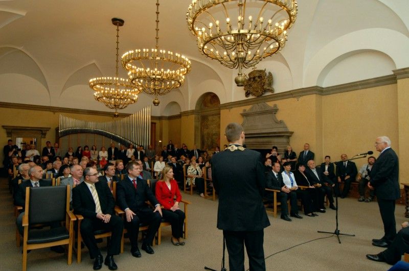 Po krátké zastávce v Mýtě a přijetí na hejtmanství se prezident Václav Klaus vydal procházkou na plzeňskou radnici. Tady na něj v obřadní síni čekali převážně zastupitelé a zaměstnanci úřadu. Mezi hosty byl k vidění senátor Jiří Bis, bývalí primátoři Mraček a Prosek nebo přednosta Chirurgické kliniky Fakultní nemocnice v Plzni Vladislav Třeška.

Primátor Martin Baxa ve svém vystoupení uvedl:

„Vážený pane prezidente, vím, že není třeba, abych Vám Plzeň blíže představoval, neboť jsme již několikrát měli tu čest přivítat Vás v našem městě a seznámit Vás s jeho historií, rozvojem a vizemi do budoucna. Dovolte mi proto, abych při této příležitosti zmínil několik aktuálních záležitostí spojených s naším městem.

Plzeň má především za sebou nelehký boj o titul Evropské hlavní město kultury pro rok 2015, který vyhrála. Tento titul představuje pro naše město velkou příležitost, ale současně přináší i velké závazky. V této souvislosti s potěšením zmiňuji, že Zastupitelstvo města Plzně schválilo výstavbu nové bud