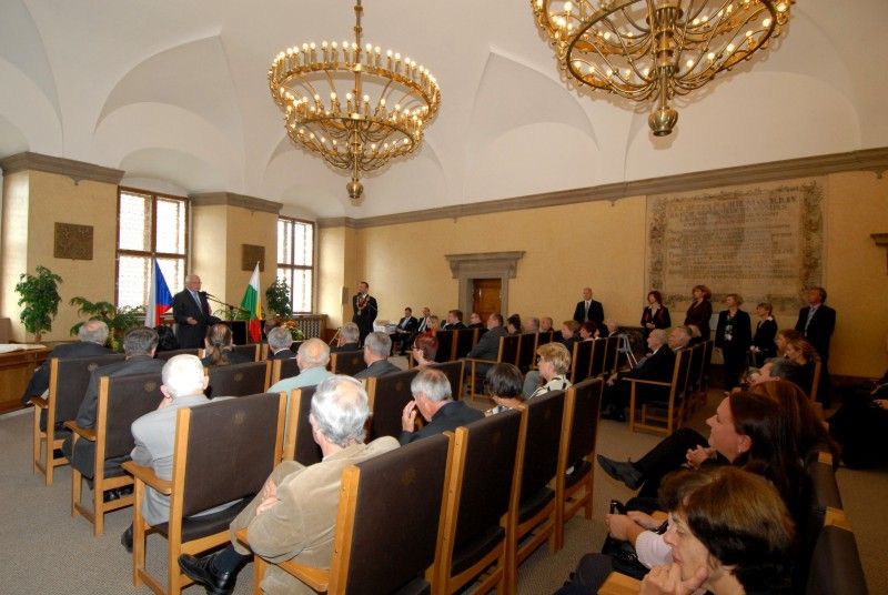 Po krátké zastávce v Mýtě a přijetí na hejtmanství se prezident Václav Klaus vydal procházkou na plzeňskou radnici. Tady na něj v obřadní síni čekali převážně zastupitelé a zaměstnanci úřadu. Mezi hosty byl k vidění senátor Jiří Bis, bývalí primátoři Mraček a Prosek nebo přednosta Chirurgické kliniky Fakultní nemocnice v Plzni Vladislav Třeška.

Primátor Martin Baxa ve svém vystoupení uvedl:

„Vážený pane prezidente, vím, že není třeba, abych Vám Plzeň blíže představoval, neboť jsme již několikrát měli tu čest přivítat Vás v našem městě a seznámit Vás s jeho historií, rozvojem a vizemi do budoucna. Dovolte mi proto, abych při této příležitosti zmínil několik aktuálních záležitostí spojených s naším městem.

Plzeň má především za sebou nelehký boj o titul Evropské hlavní město kultury pro rok 2015, který vyhrála. Tento titul představuje pro naše město velkou příležitost, ale současně přináší i velké závazky. V této souvislosti s potěšením zmiňuji, že Zastupitelstvo města Plzně schválilo výstavbu nové bud