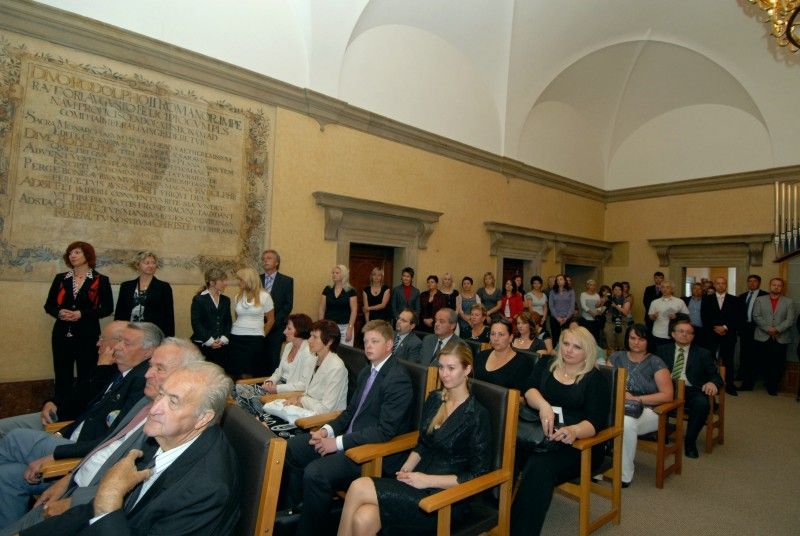 Po krátké zastávce v Mýtě a přijetí na hejtmanství se prezident Václav Klaus vydal procházkou na plzeňskou radnici. Tady na něj v obřadní síni čekali převážně zastupitelé a zaměstnanci úřadu. Mezi hosty byl k vidění senátor Jiří Bis, bývalí primátoři Mraček a Prosek nebo přednosta Chirurgické kliniky Fakultní nemocnice v Plzni Vladislav Třeška.

Primátor Martin Baxa ve svém vystoupení uvedl:

„Vážený pane prezidente, vím, že není třeba, abych Vám Plzeň blíže představoval, neboť jsme již několikrát měli tu čest přivítat Vás v našem městě a seznámit Vás s jeho historií, rozvojem a vizemi do budoucna. Dovolte mi proto, abych při této příležitosti zmínil několik aktuálních záležitostí spojených s naším městem.

Plzeň má především za sebou nelehký boj o titul Evropské hlavní město kultury pro rok 2015, který vyhrála. Tento titul představuje pro naše město velkou příležitost, ale současně přináší i velké závazky. V této souvislosti s potěšením zmiňuji, že Zastupitelstvo města Plzně schválilo výstavbu nové bud