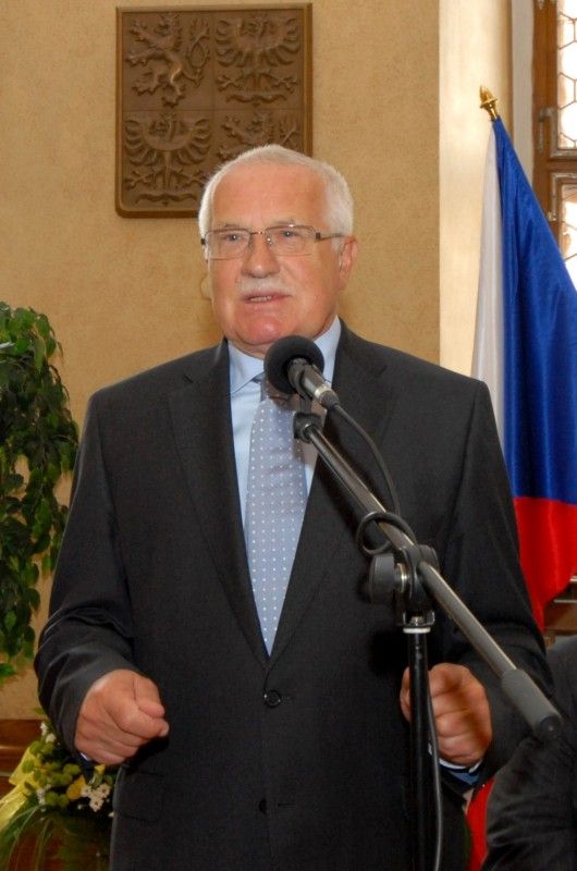 Po krátké zastávce v Mýtě a přijetí na hejtmanství se prezident Václav Klaus vydal procházkou na plzeňskou radnici. Tady na něj v obřadní síni čekali převážně zastupitelé a zaměstnanci úřadu. Mezi hosty byl k vidění senátor Jiří Bis, bývalí primátoři Mraček a Prosek nebo přednosta Chirurgické kliniky Fakultní nemocnice v Plzni Vladislav Třeška.

Primátor Martin Baxa ve svém vystoupení uvedl:

„Vážený pane prezidente, vím, že není třeba, abych Vám Plzeň blíže představoval, neboť jsme již několikrát měli tu čest přivítat Vás v našem městě a seznámit Vás s jeho historií, rozvojem a vizemi do budoucna. Dovolte mi proto, abych při této příležitosti zmínil několik aktuálních záležitostí spojených s naším městem.

Plzeň má především za sebou nelehký boj o titul Evropské hlavní město kultury pro rok 2015, který vyhrála. Tento titul představuje pro naše město velkou příležitost, ale současně přináší i velké závazky. V této souvislosti s potěšením zmiňuji, že Zastupitelstvo města Plzně schválilo výstavbu nové bud